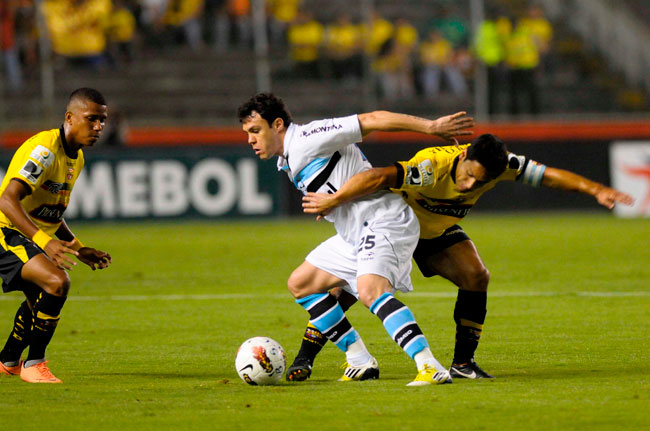 El jugador de Gremio de Brasil Kleber de Souza (c) disputa el balón con Matias Oyola (d) del Barcelona de Ecuador. Foto: EFE