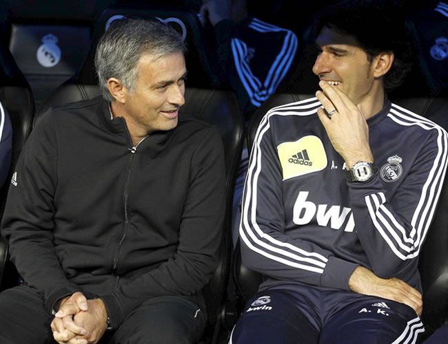 Jose Mourinho (i) conversa con su ayudante Aitor Karanka. Foto: EFE