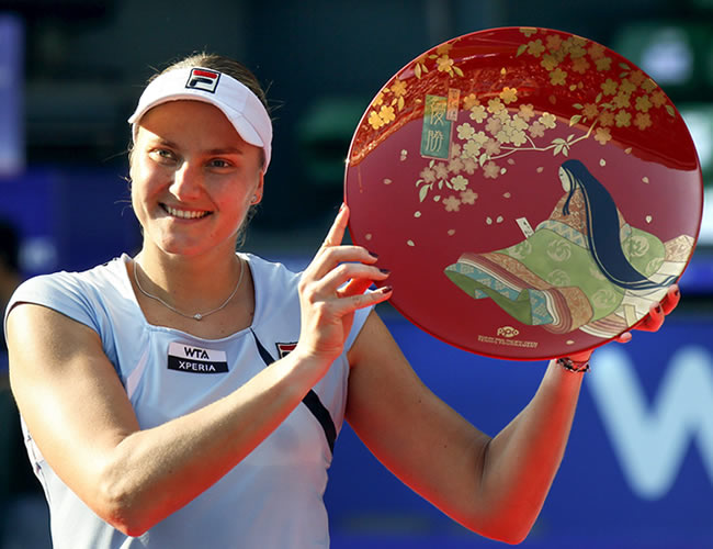 Nadia Petrova posa con el plato de vencedora del torneo de tenis de Tokio. Foto: EFE