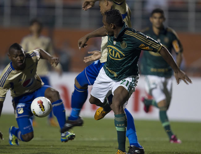 Obina (d) de Palmeiras disputa un balón con Román Torres de Millonarios. Foto: EFE