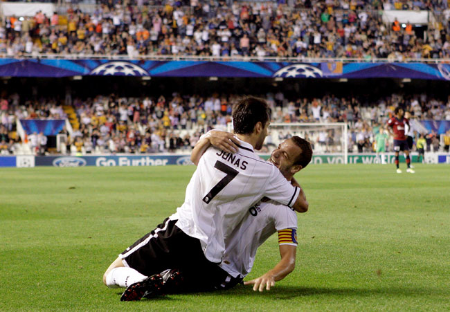 El centrocampista brasileño del Valencia Jonas (i) celebra con su compañero Robelrto Soldado el gol marcado al Lille. Foto: EFE