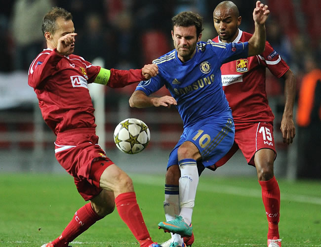 Juan Mata del Chelsea (c) soporta la marca de Nicolai Stokholm (i) y Joshua John. Foto: EFE