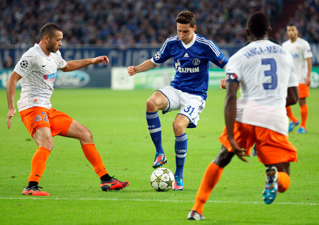 El jugador del Schalke 04 Julian Draxler (c) disputa el balón con Jamel Saihi (i) del Montpellier. Foto: EFE