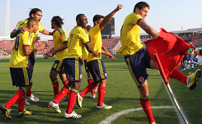 Los jugadores de Colombia celebran uno de los goles en la victoria sobre Chile. Foto: EFE