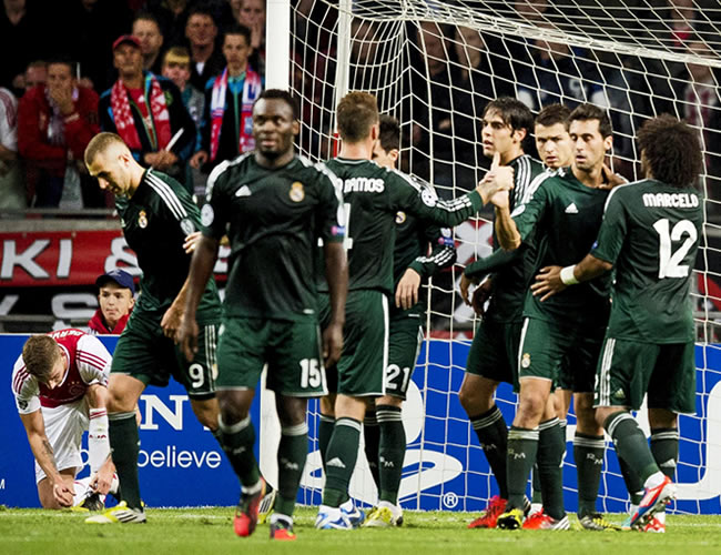 Los jugadore del Real Madrid celebran el primer gol del partido. Foto: EFE