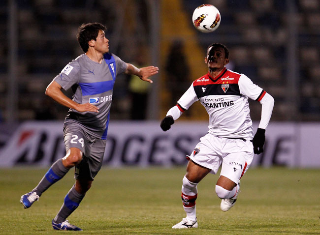 El jugador Nicolás Trecco de la Universidad Católica (i) disputa un balón con Ernandes Dias de Atlético Goianense. Foto: EFE