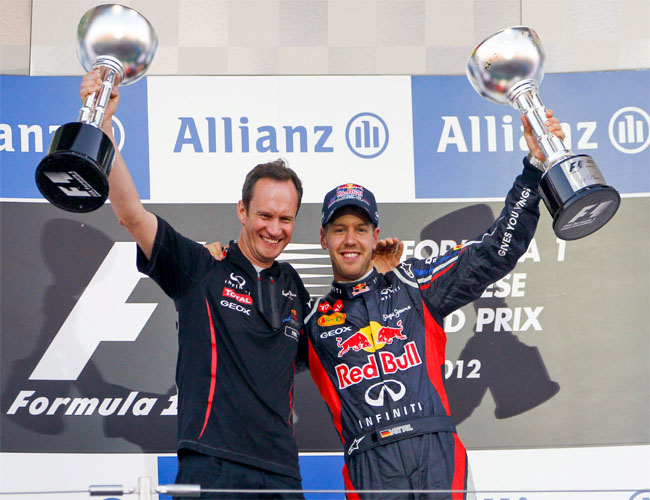 El piloto alemán de Fórmula Uno Sebastian Vettel (dcha), de Red Bull, celebra con el ingeniero de carrera de su escudería Paul Monaghan (izqu) en el podio tras ganar el Gran Premio de Japón. Foto: EFE