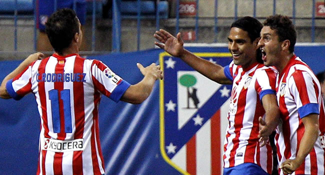 El delantero colombiano Radamel Falcao García celebra un gol con sus compañeros. Foto: EFE
