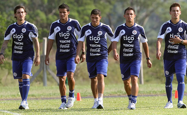 La selección paraguaya está última en la eliminatoria rumbo a Brasil 2014. Foto: EFE