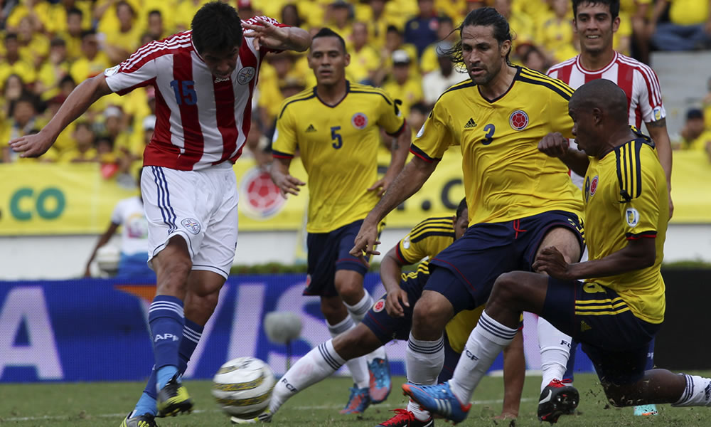 El jugador de Paraguay, Víctor Cáceres (i), disputa un balón con el jugador de Colombia, Mario Yepes. Foto: EFE