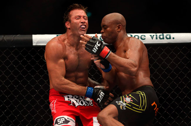 El luchador brasileño Anderson Silva (d), golpea al estadounidense Stephan Bonnar, durante la pelea del UFC 153. Foto: EFE