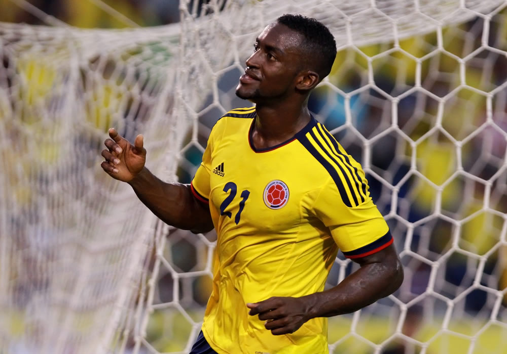 El futbolista colombiano Jackson Martínez celebra después de anotar un gol ante Camerún. Foto: EFE