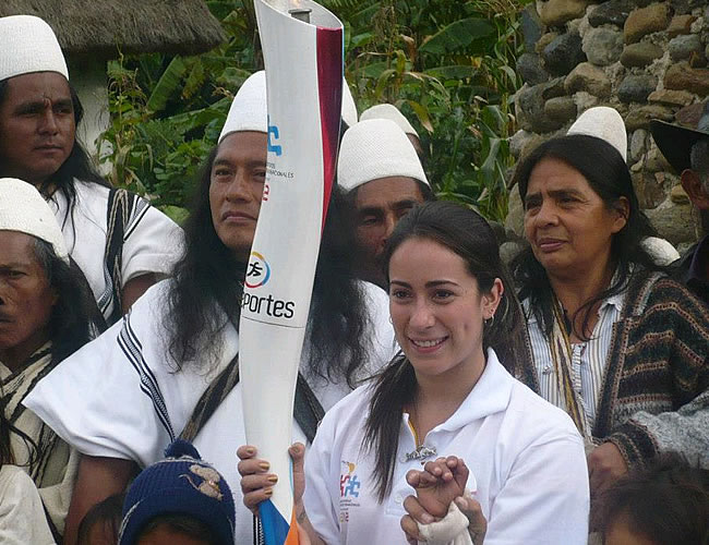 Mariana Pajón con los indígenas wayuu encendiendo el fuego de los Juegos Nacionales. Foto: Facebook