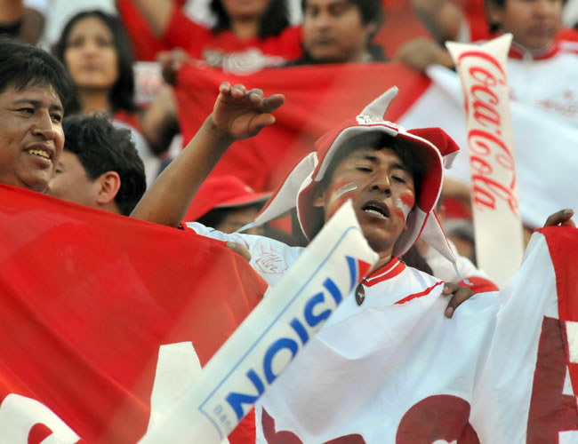 Aficionados peruanos en el estadio Defensores del Chaco. Foto: EFE