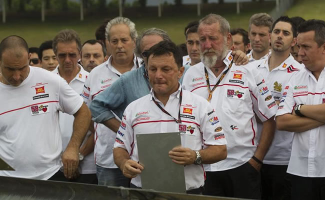Fausto Gresini (centro), propietario del equipo San Carlo Honda Gresini, durante la colocación hoy de una placa conmemorativa que recuerda al piloto italiano. Foto: EFE