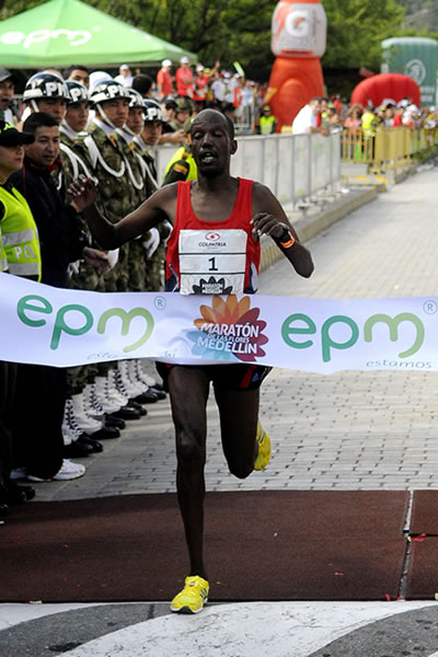 El atleta keniata Philip Kipitok, ganador descalificado. Foto: EFE