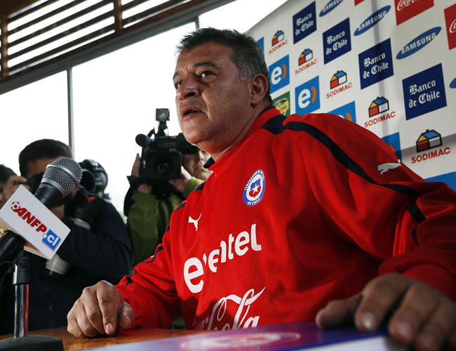 El DT argentino de la selección chilena, Claudio Borghi, habla durante una rueda de prensa en el complejo deportivo. Foto: EFE