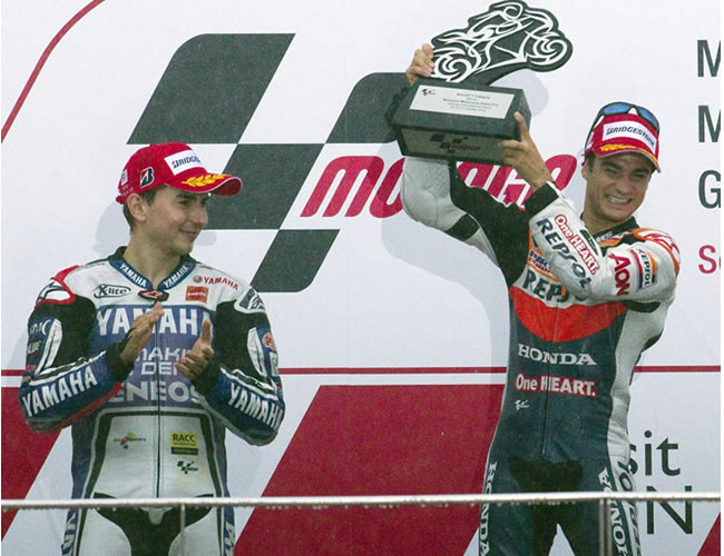 El piloto español de MotoGP Dani Pedrosa de Honda, y su compatriota Jorge Lorenzo, de Yamaha, celebran en el podio tras acabar en primera y segunda posición. Foto: EFE