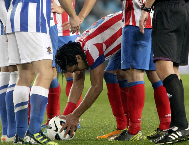 Falcao García (c) acomoda el balón para el gol de tiro libre contra Real Sociedad. Foto: EFE