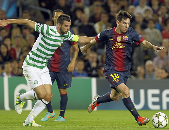 Leo Messi (d) controla el balón junto al centrocampista Joe Ledley, del Celtic. Foto: EFE