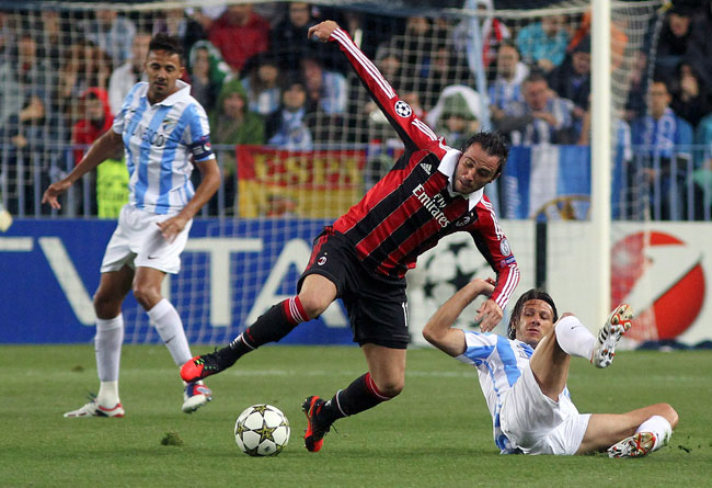 El defensa argentino del Málaga C.F., Martín Gaston Demichelis (d), lucha el balón con el delantero italiano del A.C.Milán, Giampaolo Pazzini. Foto: EFE