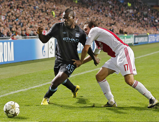 Daley Blind (d) del Ajax de Amsterdam disputa el balón con Mario Balotelli (i) del Manchester City. Foto: EFE