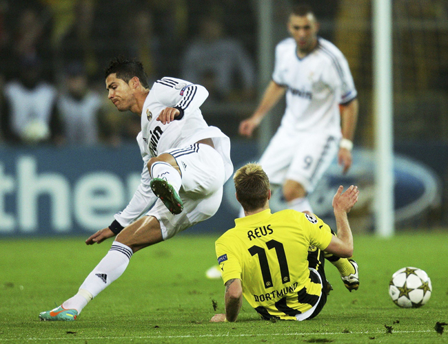 Marco Reus del Borussia Dortmund (d) ante Cristiano Ronaldo del Real Madrid. Foto: EFE
