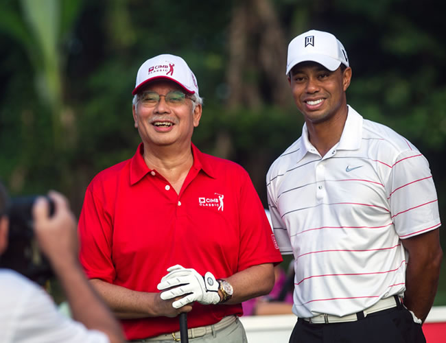 Tiger Woods (d) posa con el primer ministro malayo Najib Razak. Foto: EFE
