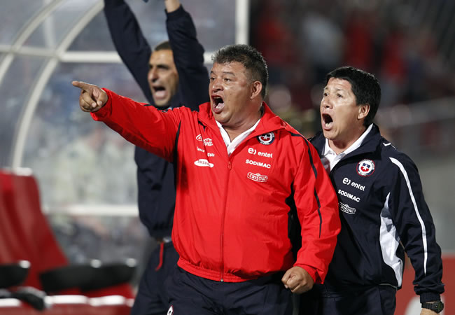 El seleccionador de Chile, Claudio Borghi, acompañado por sus asistentes. Foto: EFE