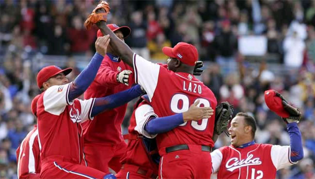 La selección cubana de béisbol celebra en los Juegos Olímpicos de Pekín 2008. Foto: EFE
