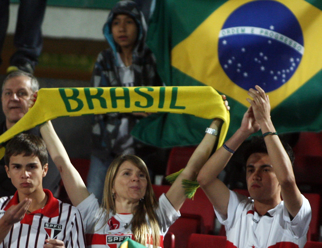 Aficionadas del Sao Paulo apoyan a su equipo en Santiago de Chile. Foto: EFE