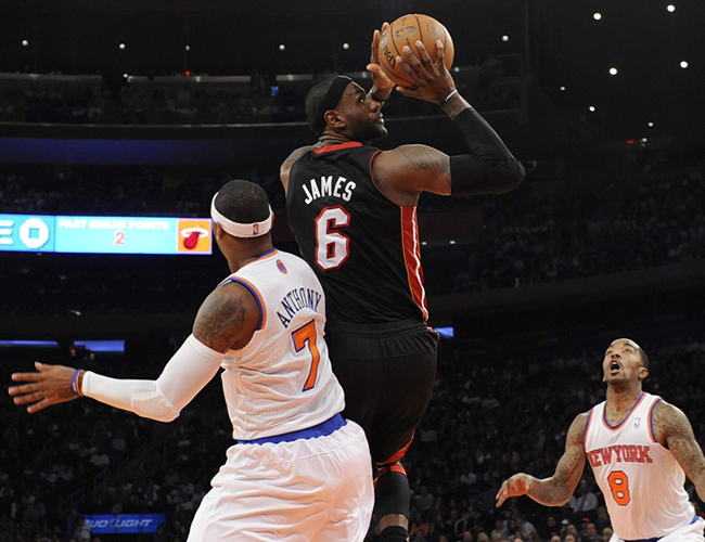 LeBron James (c) hace un lanzamiento ante la marca de Carmelo Anthony (i) de los Knicks. Foto: EFE