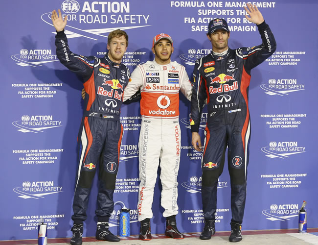 Los pilotos de Fórmula 1 Lewis Hamilton (C) de McLaren Mercedes, Mark Webber (R) de Red Bull Racing y Sebastian Vettel (L) de Red Bull celebrando la clasificación del Gran Premio de Abu Dhabi. Foto: EFE