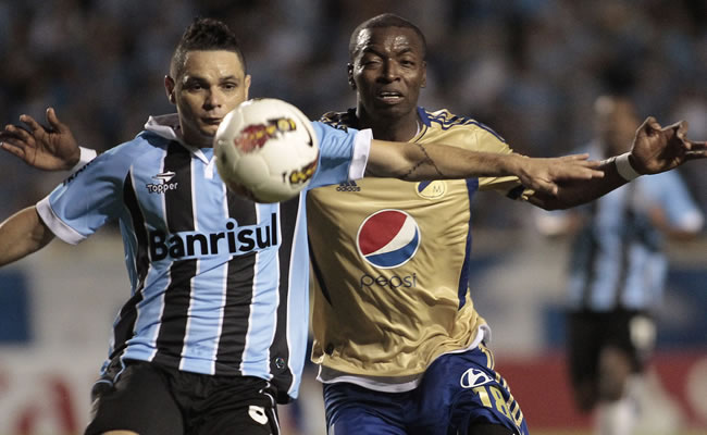 El jugador de Gremio, Marcos Rogerio Lopes (i), disputa un balón con el jugador de Millonarios, Wason Renteria. Foto: EFE