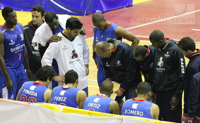 El técnico Yesid Rivero da instrucciones a los jugadores de Guerreros de Bogotá. Foto: Interlatin
