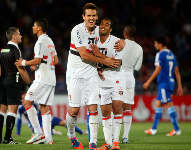 Los jugadores del Sao Paulo, Rafael y Lucas, celebran el triunfo logrado en Chile. Foto: EFE