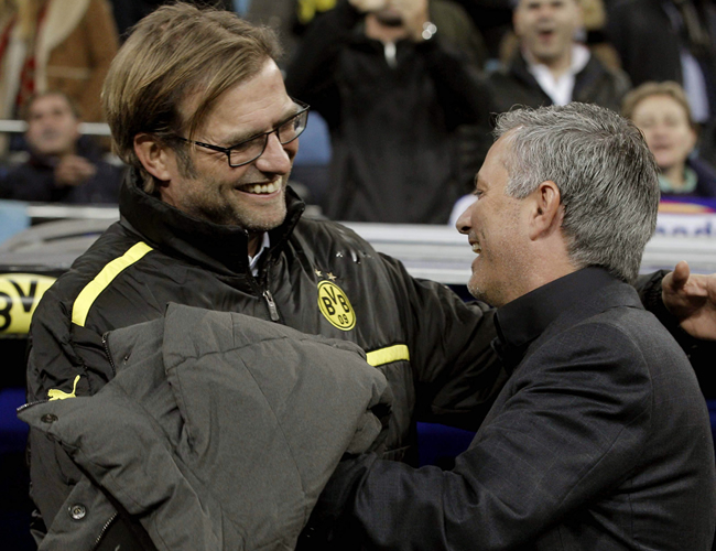José Mourinho (d), saluda al entrenador del Borussia Dortmund, Jurgen Klopp. Foto: EFE