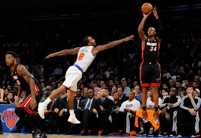 El jugador de los Heat de Miami, Ray Allen, ejecuta un lanzamiento ante los Knicks de Nueva York. Foto: EFE