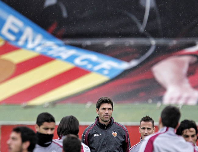 El DT argentinop del Valencia CF, Mauricio Pellegrino, observa a sus jugadores durante el entrenamiento. Foto: EFE