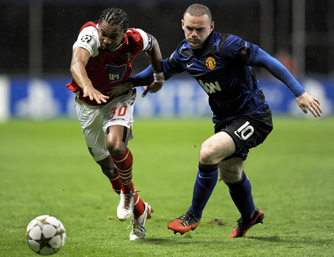 El jugador del Sporting de Braga Alan Silva (i) disputa el balón con Wayne Rooney del Manchester United. Foto: EFE
