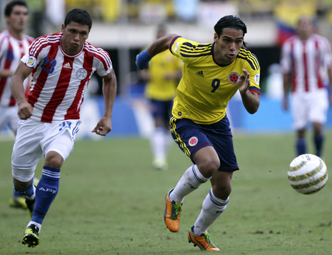 El delantero colombiano Falcao García (d) deja atrás a un rival de Paraguay. Foto: EFE