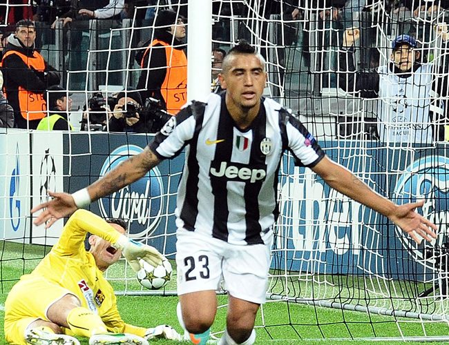 El mediocampista de Juventus Arturo Vidal anota un gol ante el Nordsjaelland. Foto: EFE