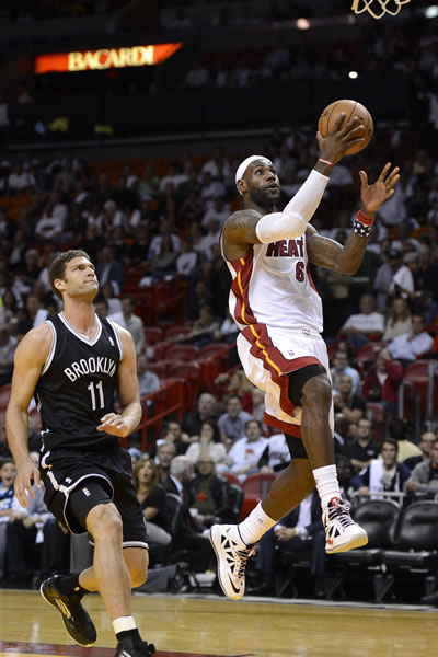 LeBron James (d) de los Heat en acción ante Brook Lopez (i) de los Nets. Foto: EFE