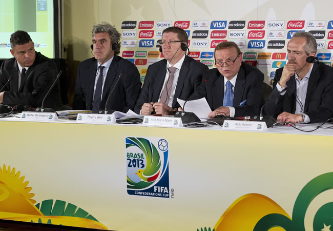 El presidente de la Confederación Brasileña de Fútbol (CBF), José María Marín (2-d), anuncia las ciudades donde se celebrará la Copa de las Confederaciones 2013. Foto: EFE