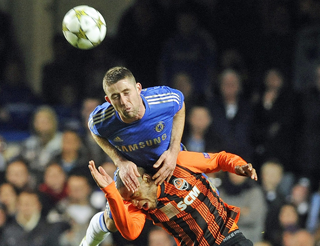 Gary Cahill del Chelsea (i) disputa el balón con Luiz Adriano del Shakhtar Donetsk. Foto: EFE