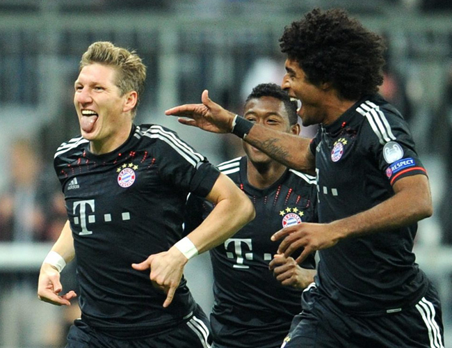Bastian Schweinsteiger (i) del FC Bayern Munich celebra con sus compañeros. Foto: EFE