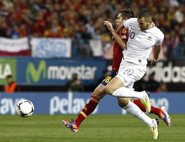 Jordi Alba de España (i) y el delantero francés Karim Benzema luchan por el balón. Foto: EFE