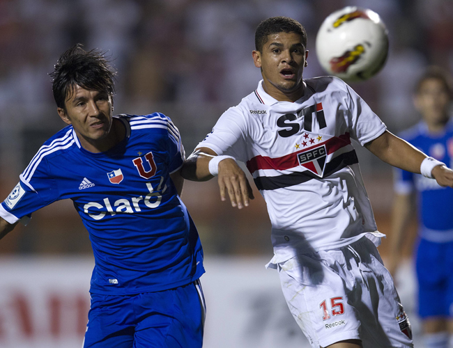 El jugador de Sao Paulo Denilson (d) disputa el balón con Albert Acevedo (i), de Universidad de Chile. Foto: EFE