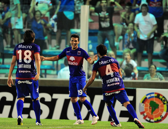 Rubén Botta (c) de Tigre convierte el segundo gol de su equipo ante Cerro Porteño. Foto: EFE