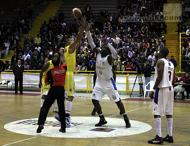 Salto inicial de la final entre Guerreros (blanco) y Bukaros (amarillo). Foto: Interlatin